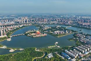 记者：徐新上午还在跟随海港队冬训，下午就启程奔赴阿联酋